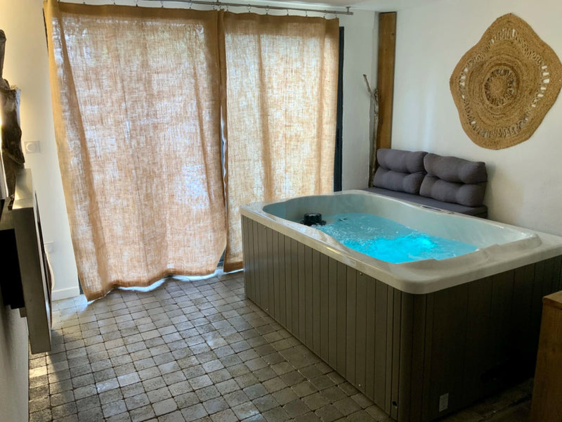 La Perle du Voyageur - Suite Santorin - Love’nSpa - weekend en amoureux, love rooms avec spa ou jacuzzi privatif