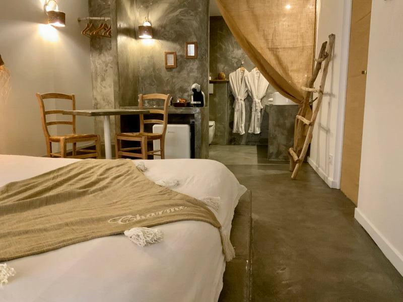 La Perle du Voyageur - Suite Santorin - Love’nSpa - weekend en amoureux, love rooms avec spa ou jacuzzi privatif