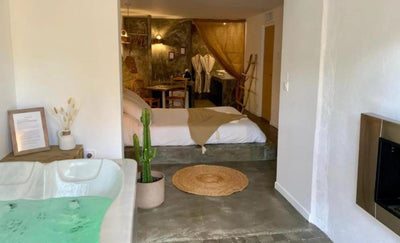 La Perle du Voyageur - Suite Santorin - Love’nSpa - weekend en amoureux, love rooms avec spa ou jacuzzi privatif