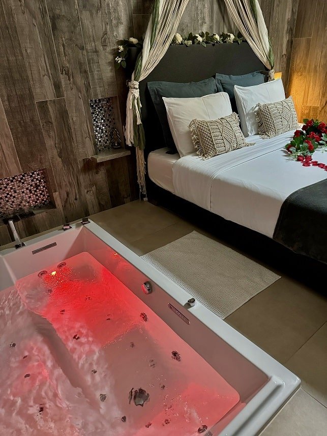 La Petite Escapade - Love’nSpa - weekend en amoureux, love rooms avec spa ou jacuzzi privatif3 de La Petite Escapade

