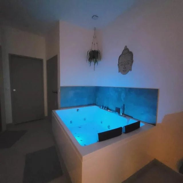 LA PROMENADE SUITE AND SPA - Love’nSpa - weekend en amoureux, love rooms avec spa ou jacuzzi privatif1 de LA PROMENADE SUITE AND SPA
