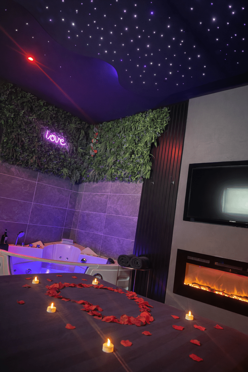 La romantique - Love’nSpa - weekend en amoureux, love rooms avec spa ou jacuzzi privatif9 de La romantique
