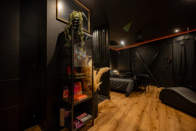 La suite Black Room - Love’nSpa - weekend en amoureux, love rooms avec spa ou jacuzzi privatif