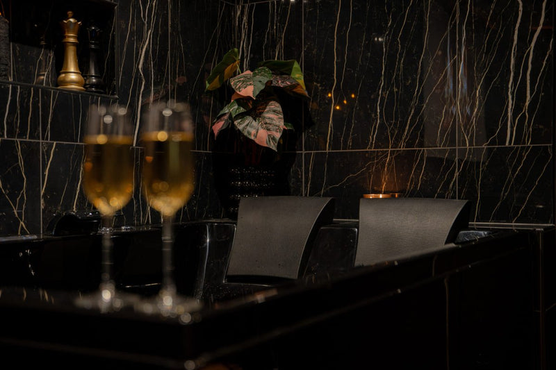 La suite Black Room - Love’nSpa - weekend en amoureux, love rooms avec spa ou jacuzzi privatif