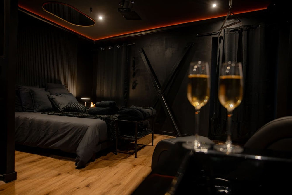 La suite Black Room - Love’nSpa - weekend en amoureux, love rooms avec spa ou jacuzzi privatif5 de La suite Black Room
