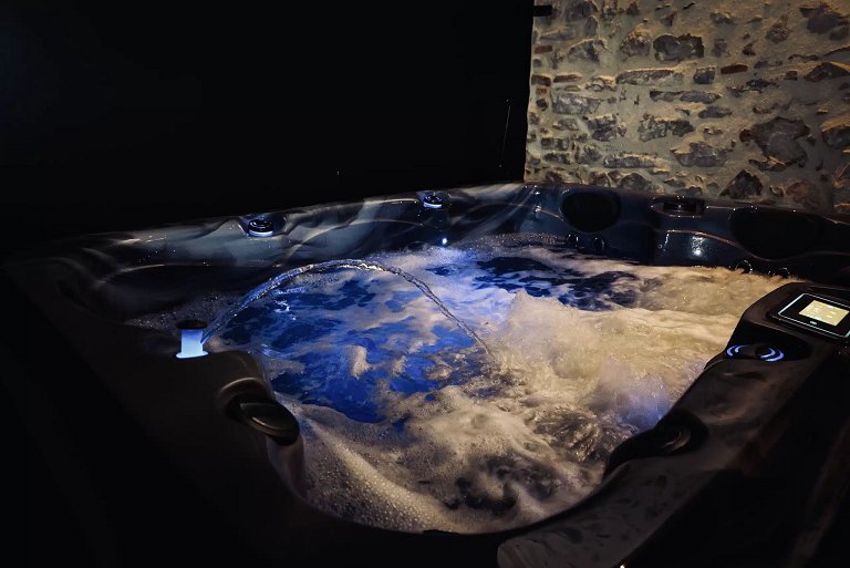 La Suite Étoilée - Love’nSpa - weekend en amoureux, love rooms avec spa ou jacuzzi privatif2 de La Suite Étoilée
