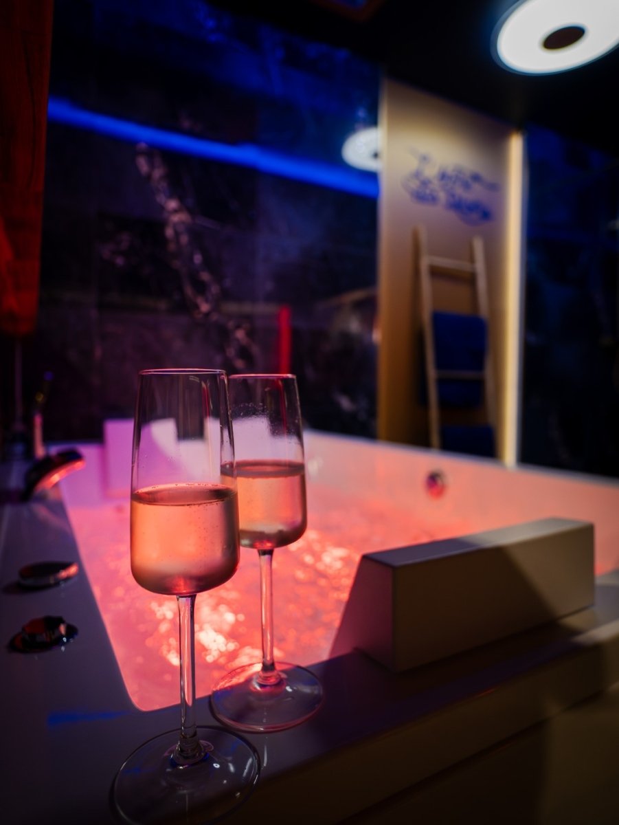 L'Antre des Désirs - Love’nSpa - weekend en amoureux, love rooms avec spa ou jacuzzi privatif10 de L'Antre des Désirs
