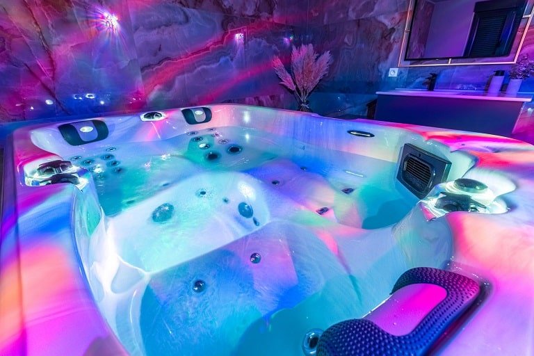 Le Clandestin Spa - Love’nSpa - weekend en amoureux, love rooms avec spa ou jacuzzi privatif