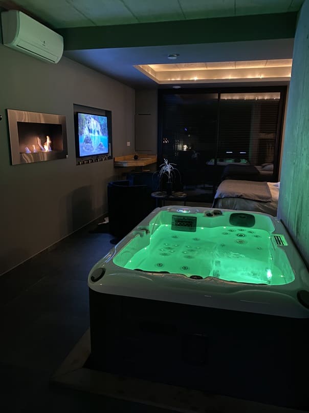 LE FRUIT DÉFENDU - Love’nSpa - weekend en amoureux, love rooms avec spa ou jacuzzi privatif2 de LE FRUIT DÉFENDU

