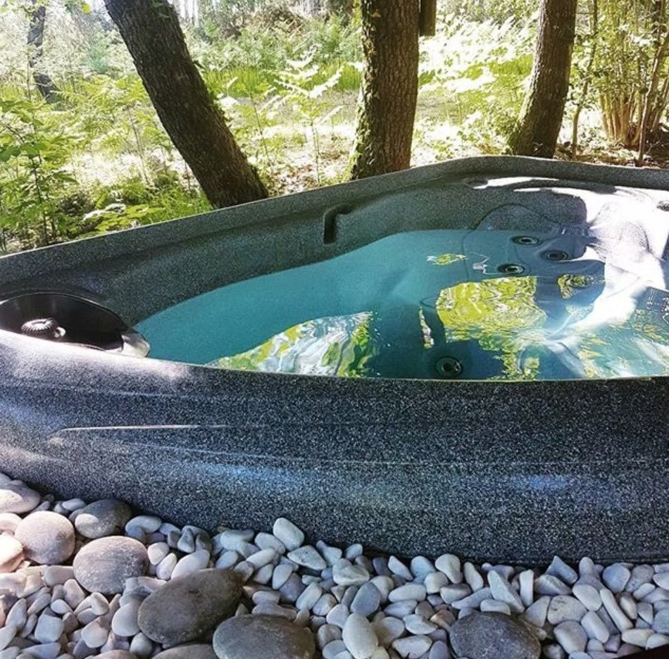 Les Landines - Réminiscence et son spa - Love’nSpa - weekend en amoureux, love rooms avec spa ou jacuzzi privatif2 de Les Landines - Réminiscence et son spa
