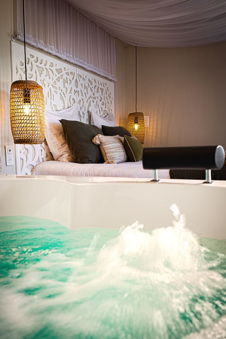 L'Essentiel 84 - La suite ÉVASION - Love’nSpa - weekend en amoureux, love rooms avec spa ou jacuzzi privatif17 de L'Essentiel Gîte de Charme 5 Etoiles - La suite ÉVASION
