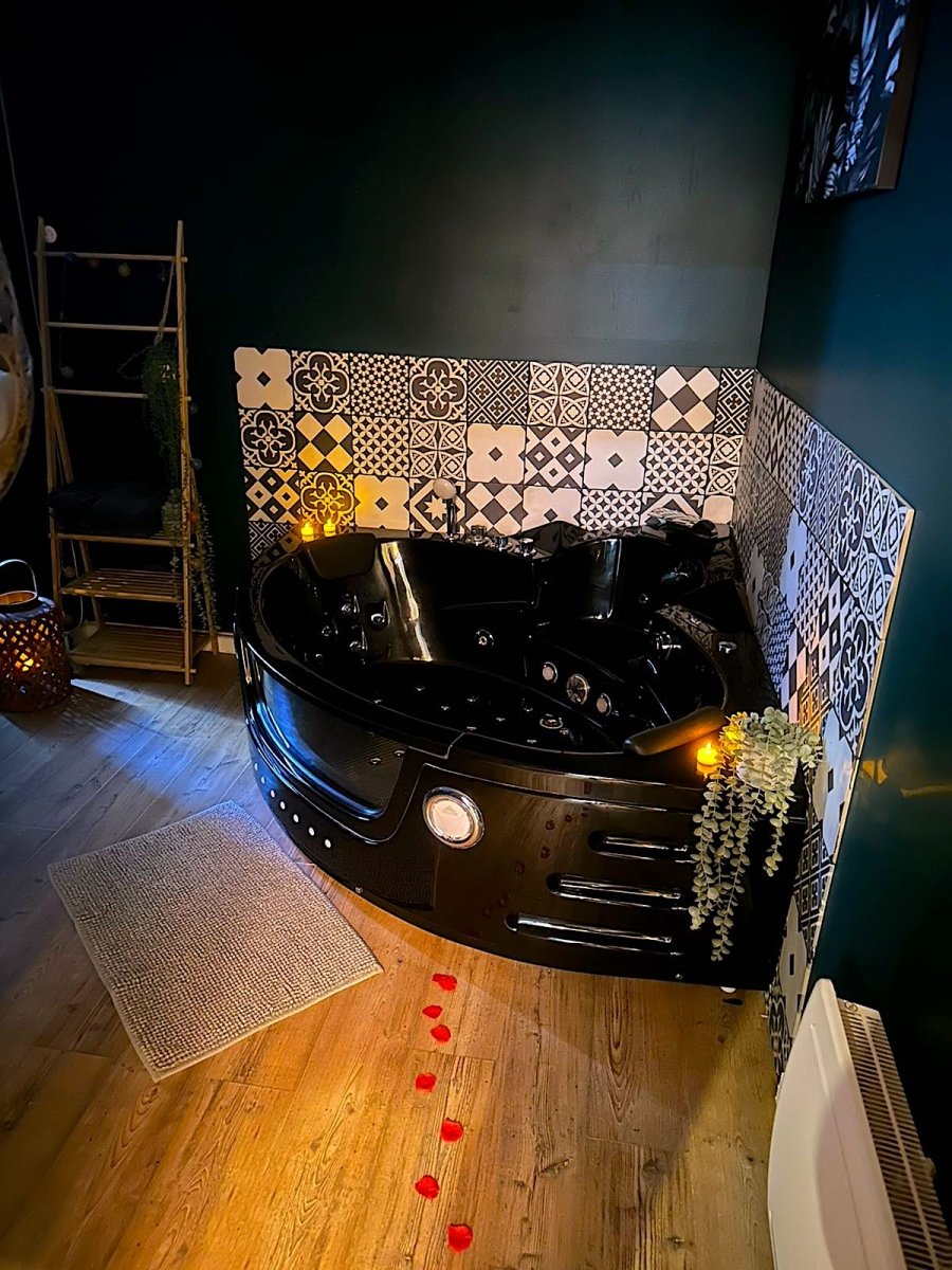 L'Évasion romantique en AMAZONIE Spa et Cinéma sous les arbres - Love’nSpa - weekend en amoureux, love rooms avec spa ou jacuzzi privatif5 de L'Évasion romantique en AMAZONIE Spa et Cinéma sous les arbres
