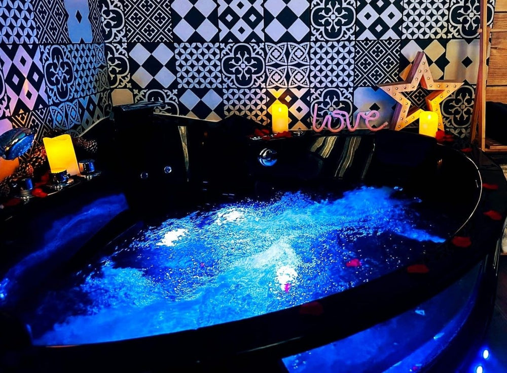 L'Évasion romantique en AMAZONIE Spa et Cinéma sous les arbres - Love’nSpa - weekend en amoureux, love rooms avec spa ou jacuzzi privatif1 de L'Évasion romantique en AMAZONIE Spa et Cinéma sous les arbres

