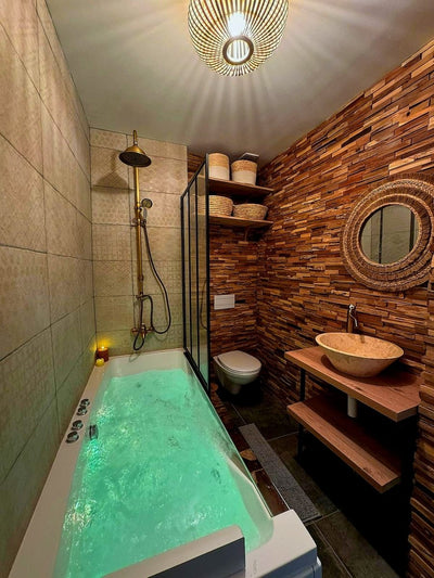 L'Évasion Safari : Spa privatif, Écran cinéma - Love’nSpa - weekend en amoureux, love rooms avec spa ou jacuzzi privatif