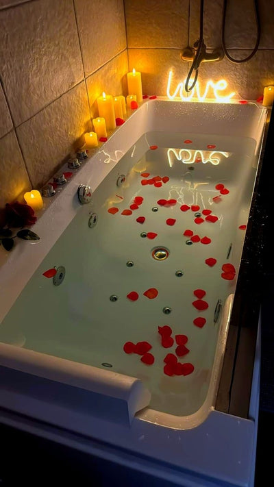 L'Évasion Safari : Spa privatif, Écran cinéma - Love’nSpa - weekend en amoureux, love rooms avec spa ou jacuzzi privatif