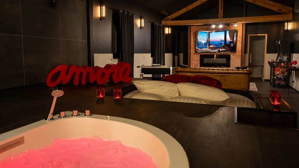 Loft Spa - St Etienne - Love’nSpa - weekend en amoureux, love rooms avec spa ou jacuzzi privatif2 de Loft Spa - St Etienne
