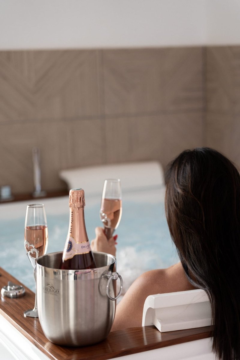 L'Olympe des Sens - HERA • Déesse du mariage - Love’nSpa - weekend en amoureux, love rooms avec spa ou jacuzzi privatif1 de L'Olympe des Sens - VÉNUS
