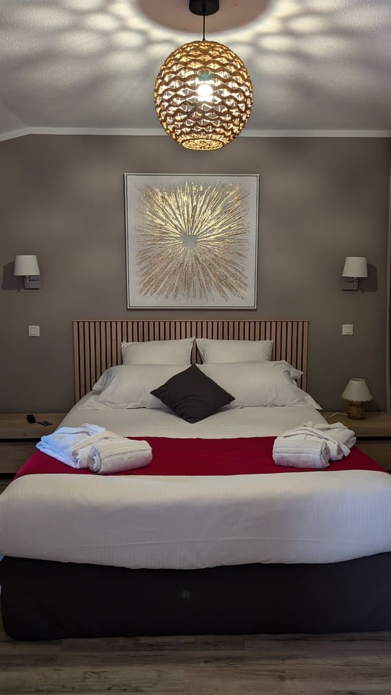 Love Room - La Dame du Lac - Love’nSpa - weekend en amoureux, love rooms avec spa ou jacuzzi privatif4 de Love Room - La Dame du Lac
