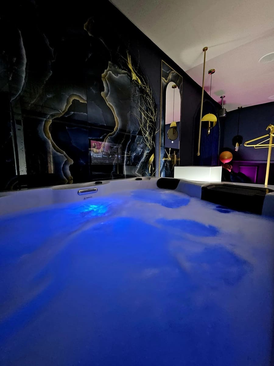 Loveroom85 - Love’nSpa - weekend en amoureux, love rooms avec spa ou jacuzzi privatif17 de Loveroom85
