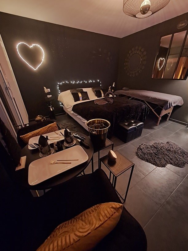 Lover's room Or - Love’nSpa - weekend en amoureux, love rooms avec spa ou jacuzzi privatif4 de Lover's room Or
