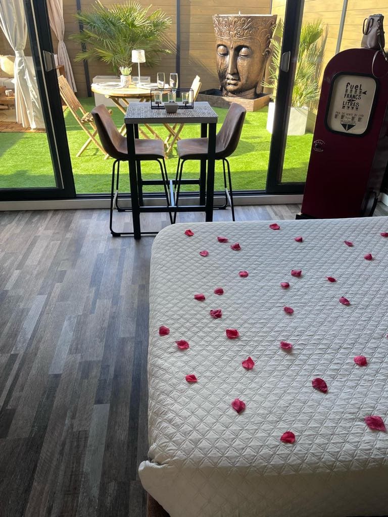 LovingSpa - La Suite Vintage - Love’nSpa - weekend en amoureux, love rooms avec spa ou jacuzzi privatif10 de LovingSpa - La Suite Vintage
