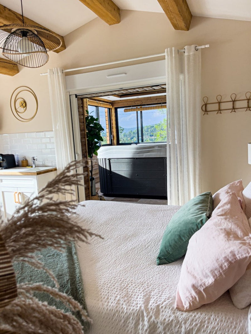 Noemma Chambre de charme - Love’nSpa - weekend en amoureux, love rooms avec spa ou jacuzzi privatif2 de Noemma Chambre de charme
