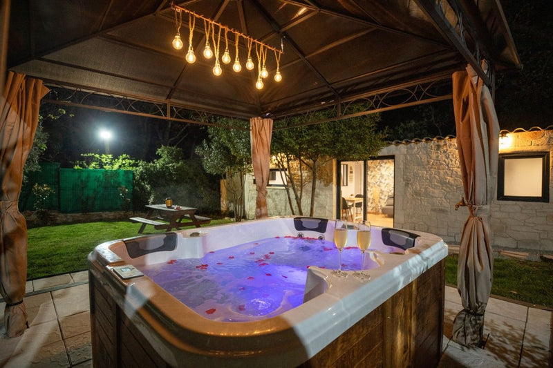 Ô Jacuzzi du Mazet - Love’nSpa - weekend en amoureux, love rooms avec spa ou jacuzzi privatif