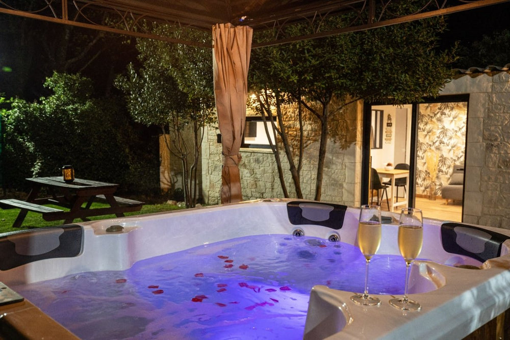 Ô Jacuzzi du Mazet - Love’nSpa - weekend en amoureux, love rooms avec spa ou jacuzzi privatif4 de Ô Jacuzzi du Mazet
