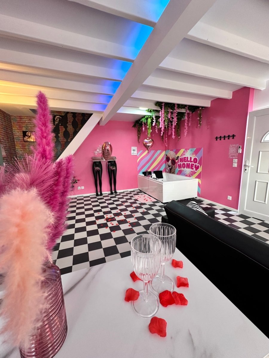 Pink Art - Love’nSpa - weekend en amoureux, love rooms avec spa ou jacuzzi privatif4 de Pink Art

