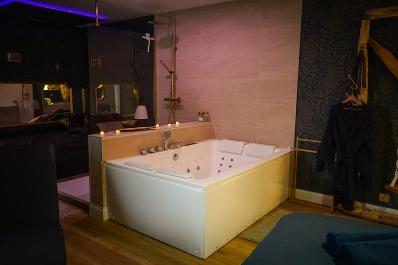 Plaisir secret - Love’nSpa - weekend en amoureux, love rooms avec spa ou jacuzzi privatif1 de Plaisir secret
