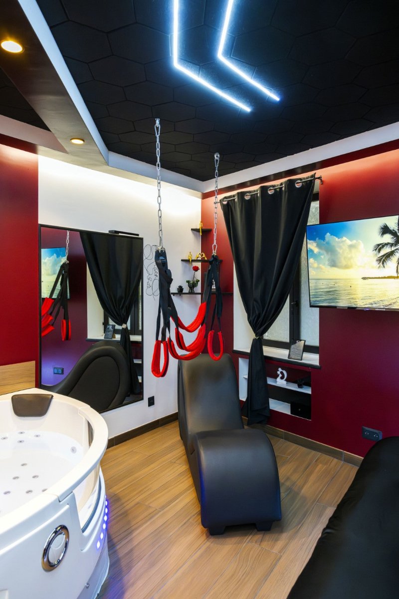Redroom - Love’nSpa - weekend en amoureux, love rooms avec spa ou jacuzzi privatif2 de Redroom
