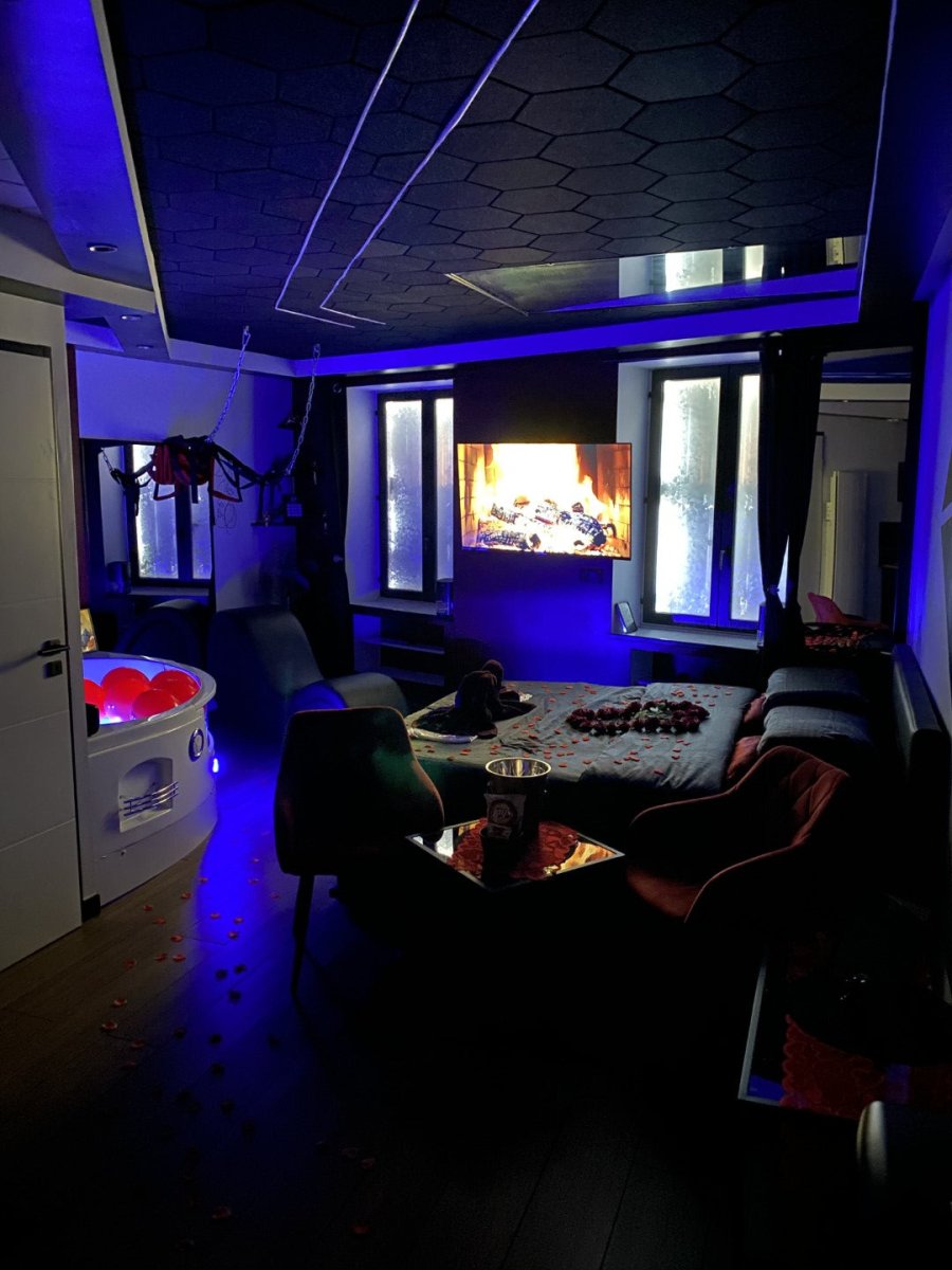 Redroom - Love’nSpa - weekend en amoureux, love rooms avec spa ou jacuzzi privatif14 de Redroom
