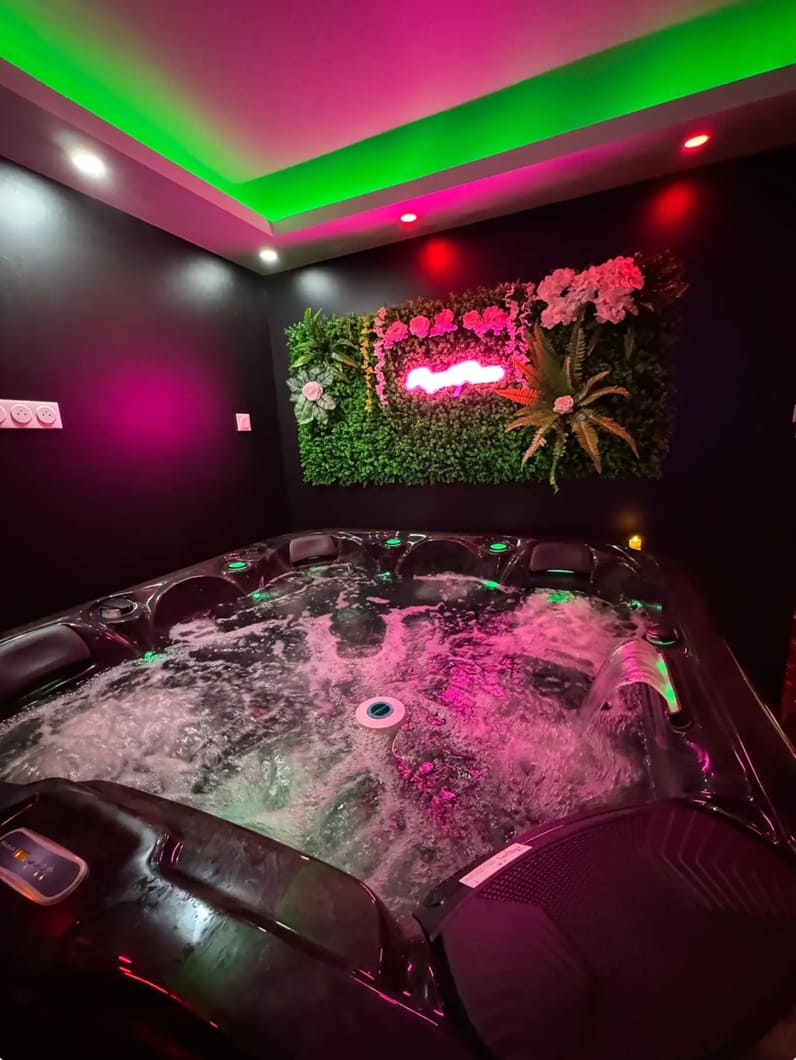 RoyalRoom - Love’nSpa - weekend en amoureux, love rooms avec spa ou jacuzzi privatif2 de RoyalRoom
