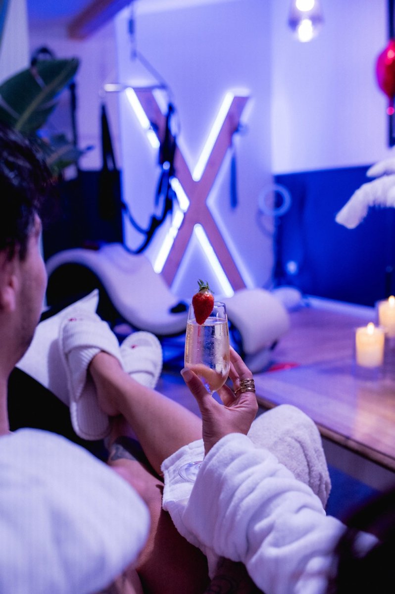 Secret Désir - Haut de gamme - Spa - Espace coquin - Love’nSpa - weekend en amoureux, love rooms avec spa ou jacuzzi privatif13 de Secret Désir - Haut de gamme - Spa - Espace coquin
