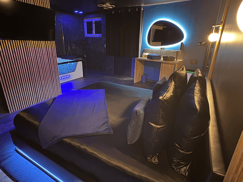 Suite Casanova - Doux Bleu Jeux - Love’nSpa - weekend en amoureux, love rooms avec spa ou jacuzzi privatif3 de Suite Casanova - Doux Bleu Jeux
