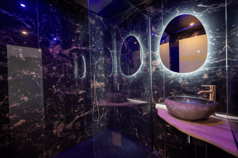 Suite romantique avec baignoire Balnéo en pleine montagne - Love’nSpa - weekend en amoureux, love rooms avec spa ou jacuzzi privatif3 de Suite romantique avec baignoire Balnéo en pleine montagne
