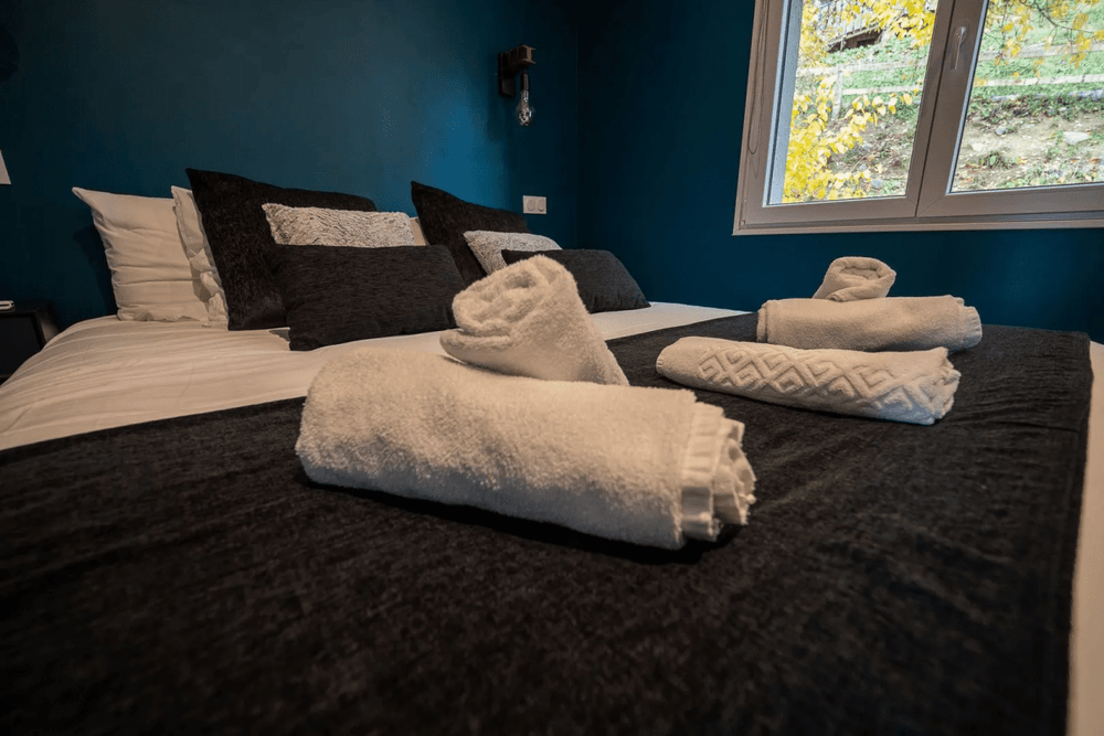 Suite romantique avec baignoire Balnéo en pleine montagne - Love’nSpa - weekend en amoureux, love rooms avec spa ou jacuzzi privatif6 de Suite romantique avec baignoire Balnéo en pleine montagne
