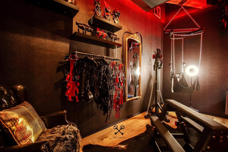VELVET & LEATHER Loveroom - Secretroom - Sauna balnéo cinéma | par Fancy Rental - Love’nSpa - weekend en amoureux, love rooms avec spa ou jacuzzi privatif