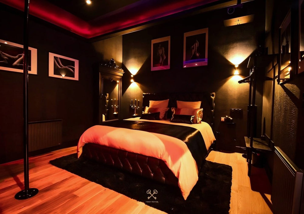 VELVET & LEATHER Loveroom - Secretroom - Sauna balnéo cinéma | par Fancy Rental - Love’nSpa - weekend en amoureux, love rooms avec spa ou jacuzzi privatif1 de VELVET & LEATHER Loveroom - Secretroom - Sauna balnéo cinéma | par Fancy Rental
