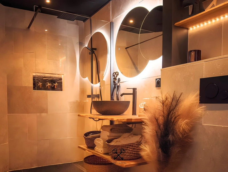 VELVET & LEATHER Loveroom - Secretroom - Sauna balnéo cinéma | par Fancy Rental - Love’nSpa - weekend en amoureux, love rooms avec spa ou jacuzzi privatif