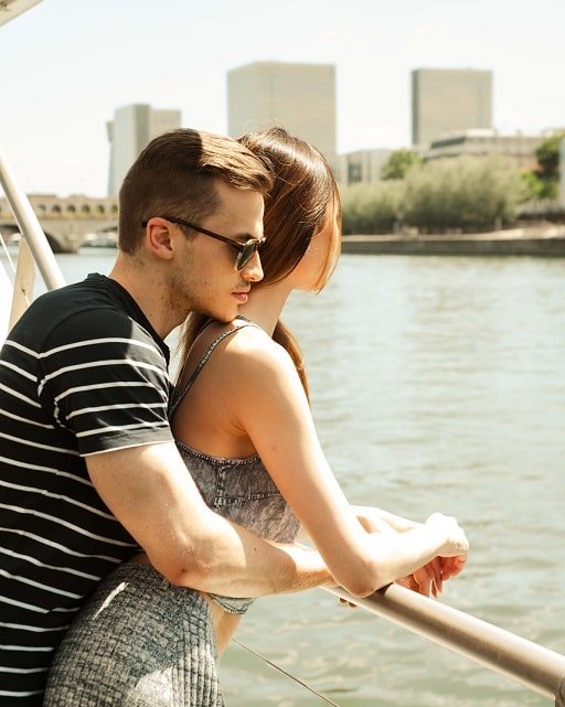 Suite VIP de l'hôtel-yacht Lovenspa à Paris, lit luxueux, vue Seine et Tour Eiffel, pour séjour romantique.15 de VIP Paris Yacht hôtel - Suite Amour
