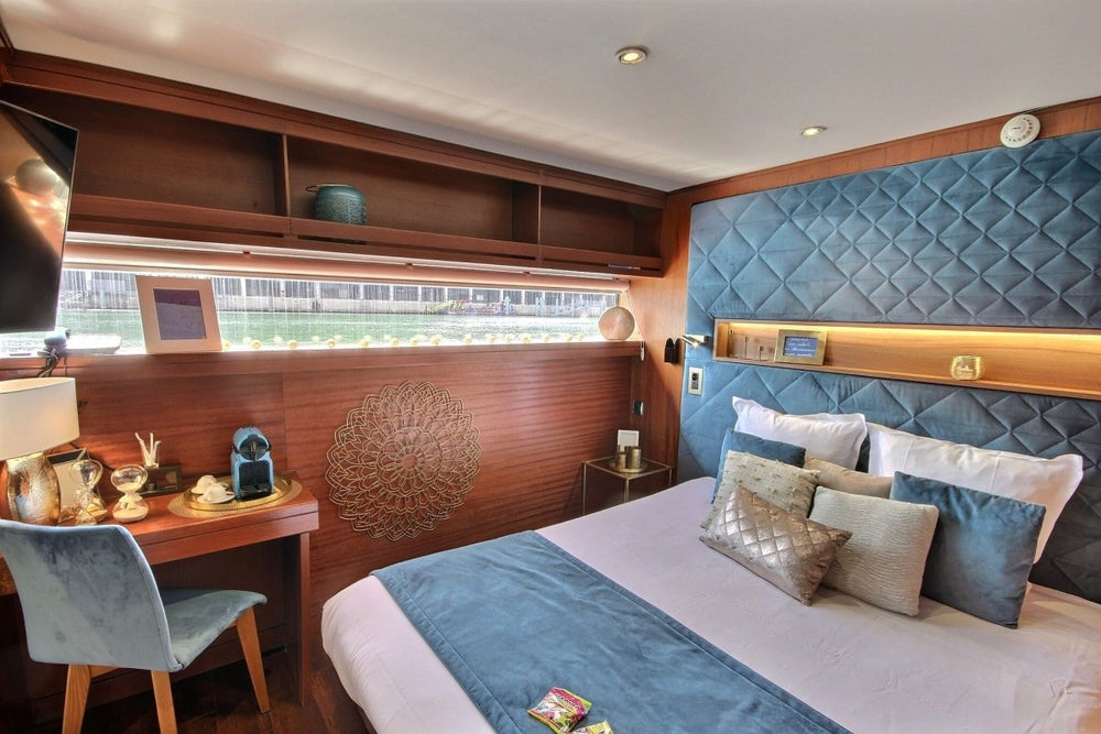 VIP Paris Yacht hôtel - Suite Solaire - Love’nSpa - weekend en amoureux, love rooms avec spa ou jacuzzi privatif1 de VIP Paris Yacht hôtel - Suite Solaire
