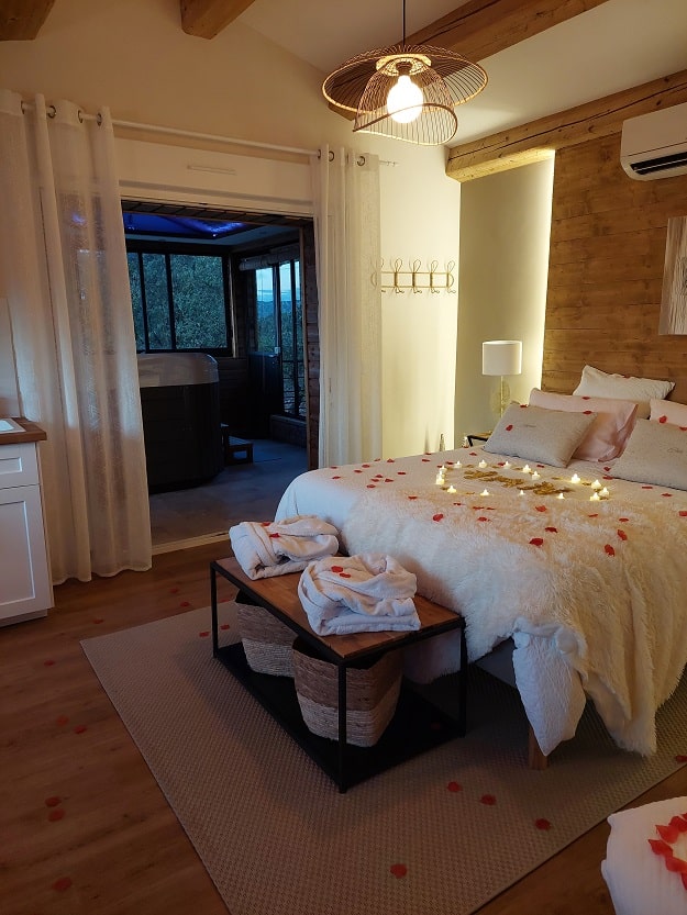 Noemma Chambre de charme - Love’nSpa - weekend en amoureux, love rooms avec spa ou jacuzzi privatif