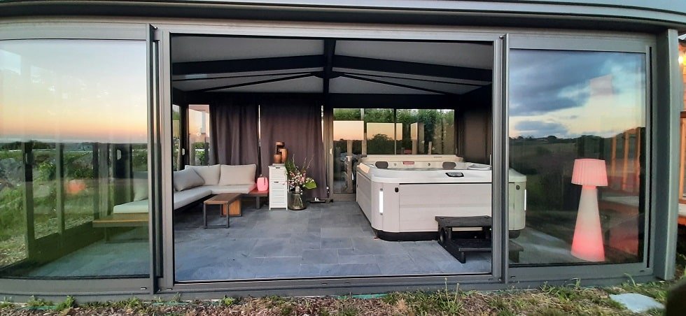 Cath & Sens - Love’nSpa - weekend en amoureux, love rooms avec spa ou jacuzzi privatif5 de La Roulotte Kamadéva by Cath & Sens
