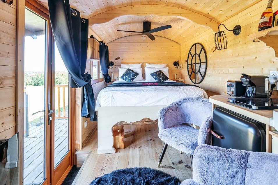 Cath & Sens - Love’nSpa - weekend en amoureux, love rooms avec spa ou jacuzzi privatif7 de La Roulotte Kamadéva by Cath & Sens
