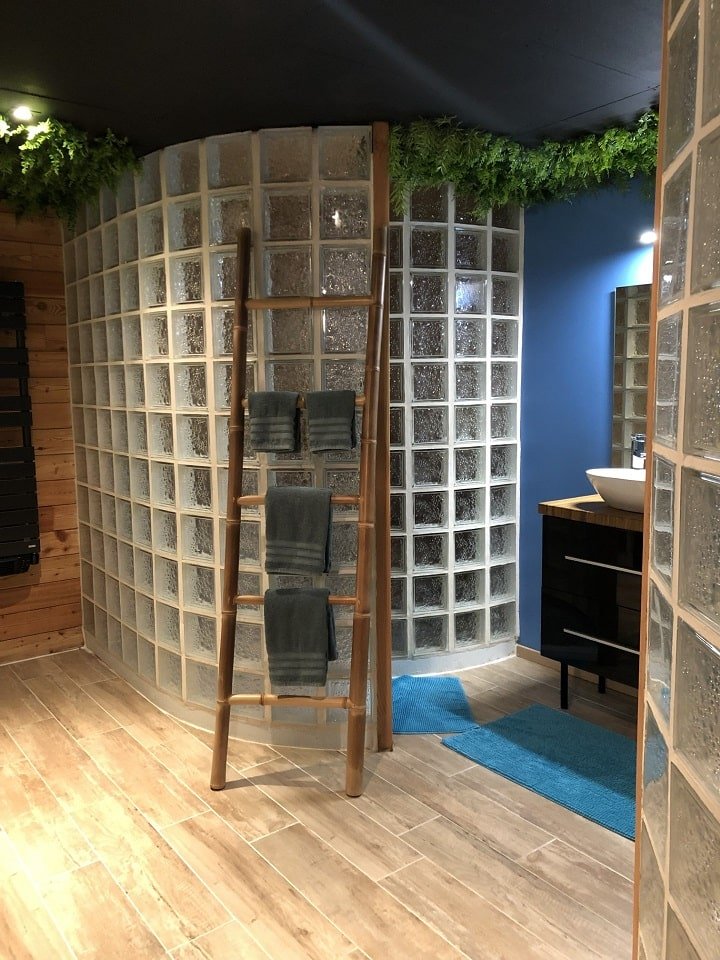 Chambre Azzuro - Love’nSpa - weekend en amoureux, love rooms avec spa ou jacuzzi privatif6 de Chambre Azzuro
