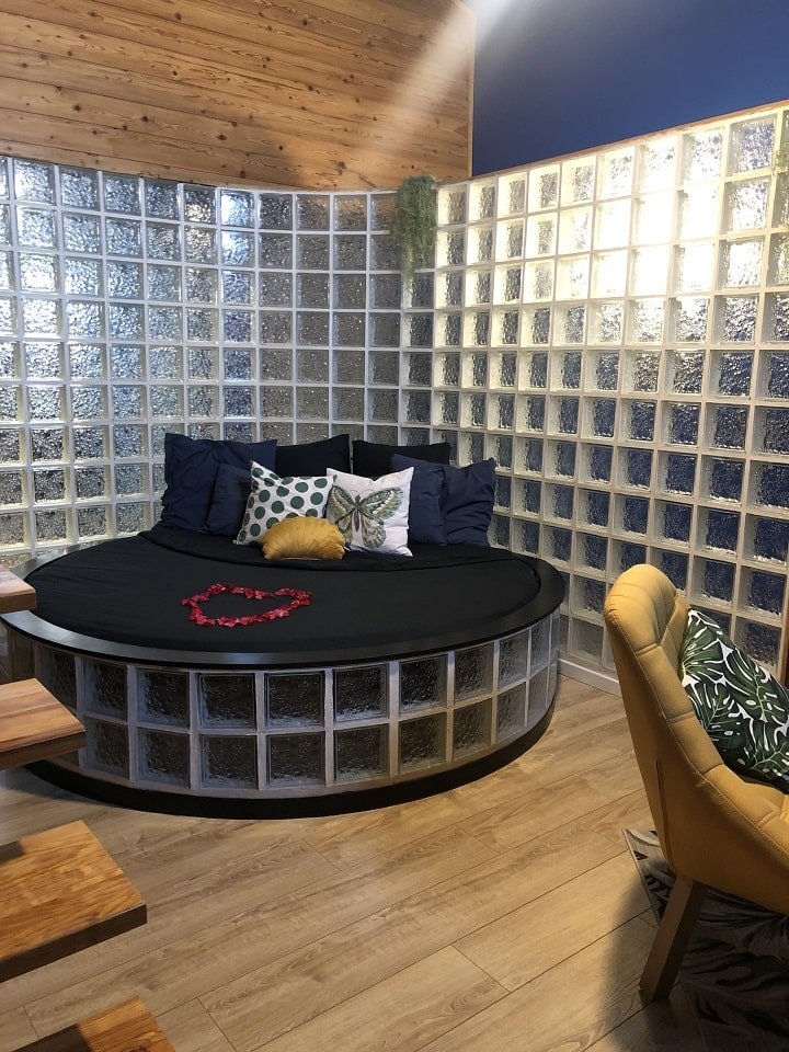 Chambre Azzuro - Love’nSpa - weekend en amoureux, love rooms avec spa ou jacuzzi privatif7 de Chambre Azzuro
