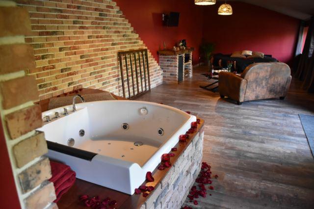 Chambre Innamorato - Love’nSpa - weekend en amoureux, love rooms avec spa ou jacuzzi privatif1 de Chambre Innamorato
