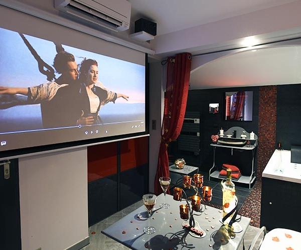 Une Parenthèse pour Deux - Chambre Rouge Passion - Love’nSpa - weekend en amoureux, love rooms avec spa ou jacuzzi privatif2 de Une Parenthèse pour Deux - Chambre Tentation Dorée
