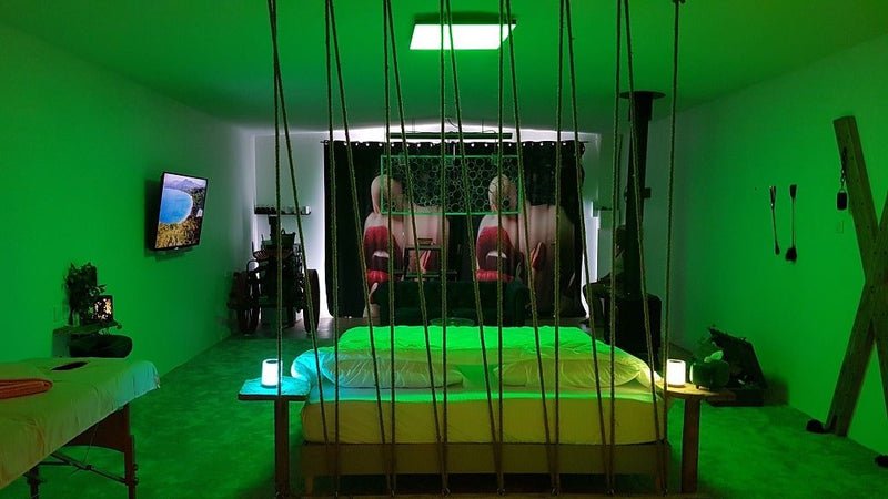 Chuttt... Love Room Fraise - Love’nSpa - weekend en amoureux, love rooms avec spa ou jacuzzi privatif4 de Chuttt... Love Room Fraise
